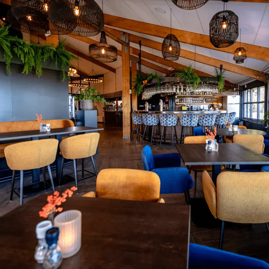 Inrichting bar van brasserie